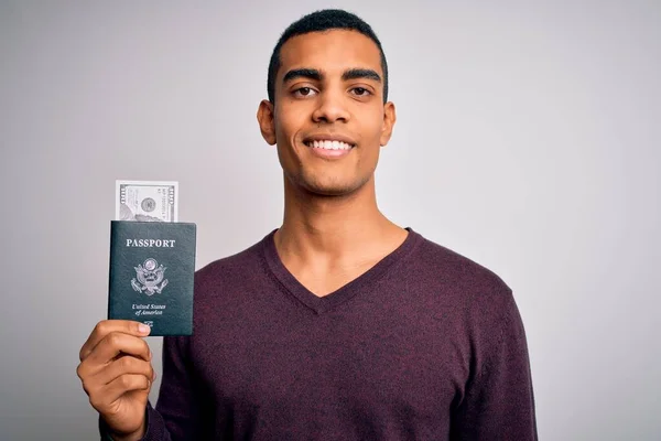 Jovem Bonito Turista Afro Americano Homem Segurando Passaporte Com Dólares — Fotografia de Stock