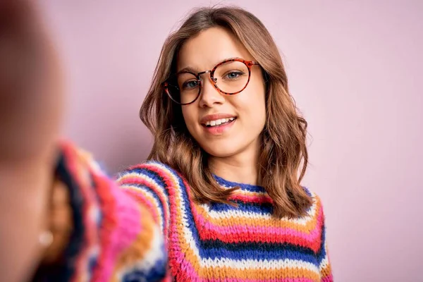 Menina Loira Jovem Usando Óculos Tirando Uma Foto Selfie Mesma — Fotografia de Stock