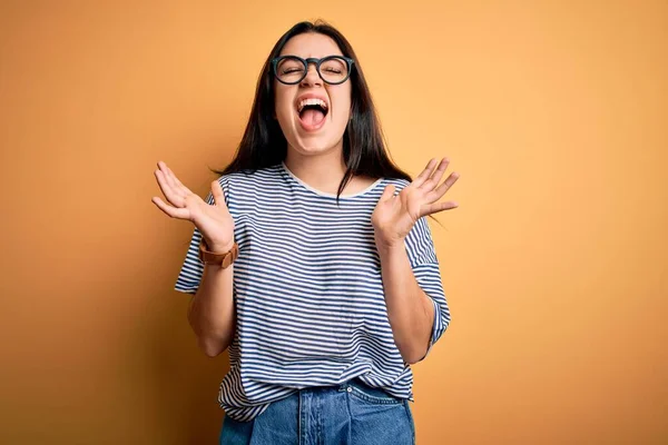 Mladá Brunetka Brýlemi Námořnickým Tričkem Žlutém Izolovaném Pozadí Oslavuje Šílenství — Stock fotografie