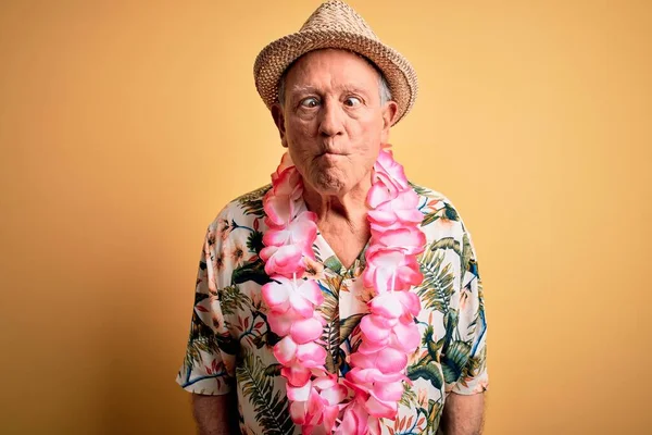 Šedovlasý Starší Muž Letním Klobouku Havajským Lei Žlutém Pozadí Dělá — Stock fotografie