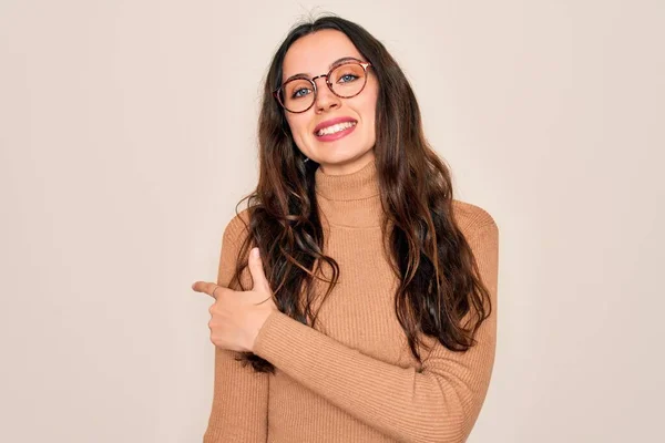 Mujer Hermosa Joven Con Suéter Casual Cuello Alto Gafas Sobre —  Fotos de Stock