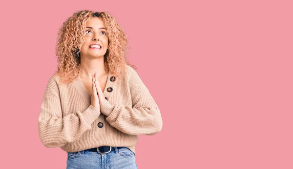 Jonge Blonde Vrouw Met Krullend Haar Draagt Casual Winter Jumper — Stockfoto