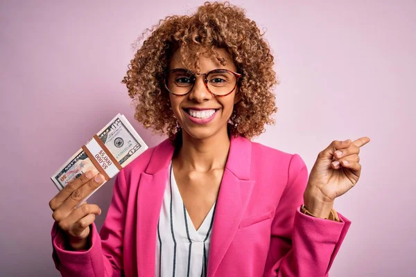 아프리카 미국인 곱슬곱슬 여자가 지폐를 있습니다 행복하게 손가락으로 가리켰습니다 — 스톡 사진