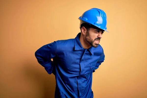 Mechaniker Mit Bart Blauer Uniform Und Schutzhelm Über Gelbem Hintergrund — Stockfoto