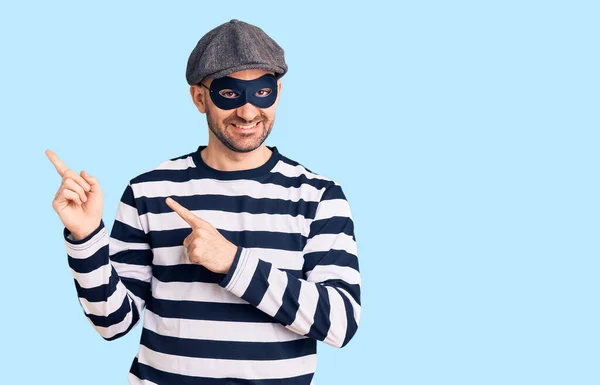 Joven Hombre Guapo Con Máscara Antirrobo Sonriendo Mirando Cámara Apuntando —  Fotos de Stock