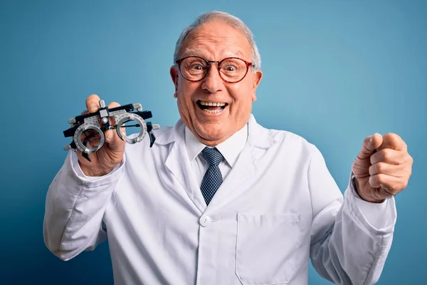Senior Gris Chevelu Optique Médecin Homme Tenant Lunettes Optométriste Sur — Photo