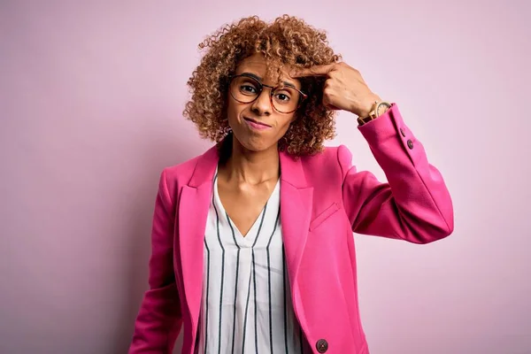 Jeune Femme Affaires Afro Américaine Portant Des Lunettes Debout Sur — Photo