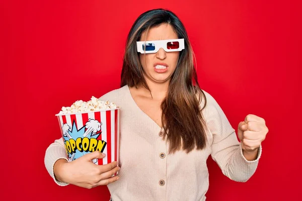 Giovane Donna Ispanica Indossa Occhiali Film Mangiare Popcorn Sfondo Rosso — Foto Stock