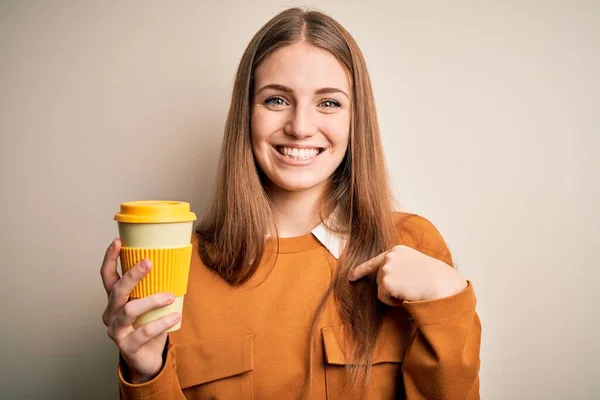 Jovem Mulher Ruiva Bonita Bebendo Xícara Café Sobre Fundo Branco — Fotografia de Stock