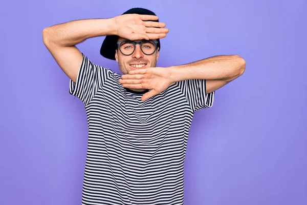 Homem Bonito Com Olhos Azuis Vestindo Shirt Listrada Boina Francesa — Fotografia de Stock