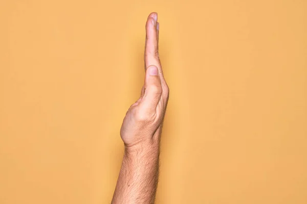 Mão Jovem Caucasiano Mostrando Dedos Sobre Fundo Amarelo Isolado Mostrando — Fotografia de Stock