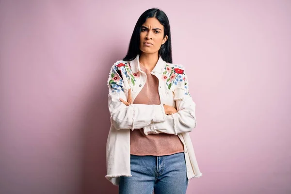 Ung Vacker Hispanic Mode Kvinna Bär Casual Tröja Över Rosa — Stockfoto