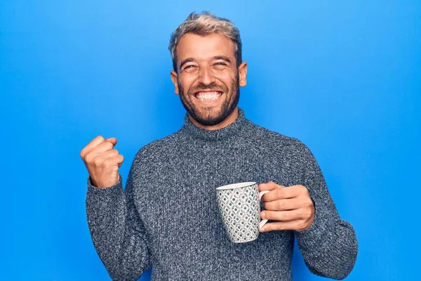 Jovem Homem Loiro Bonito Com Barba Bebendo Caneca Café Sobre — Fotografia de Stock