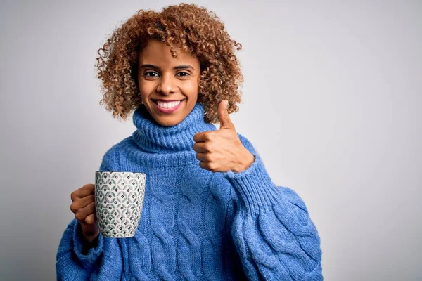 Joven Africana Americana Rizado Mujer Beber Taza Café Sobre Aislado — Foto de Stock