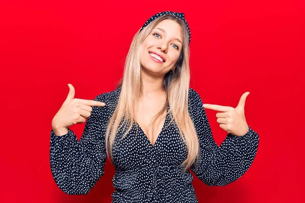 Mulher Loira Jovem Vestindo Roupas Casuais Olhando Confiante Com Sorriso — Fotografia de Stock