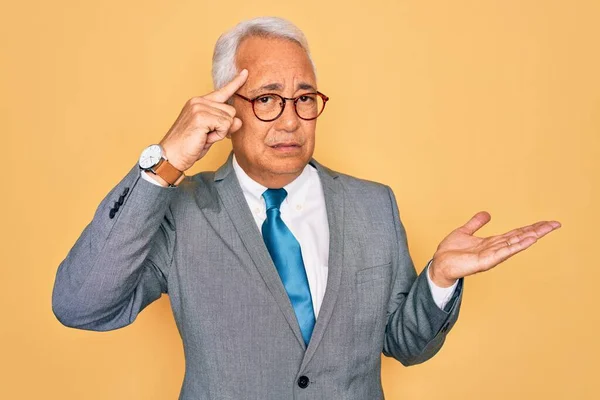 Medelålders Äldre Gråhårig Stilig Affärsman Bär Glasögon Över Gul Bakgrund — Stockfoto