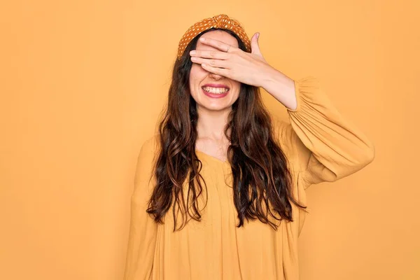 Junge Schöne Frau Lässigem Shirt Und Diadem Vor Gelbem Hintergrund — Stockfoto