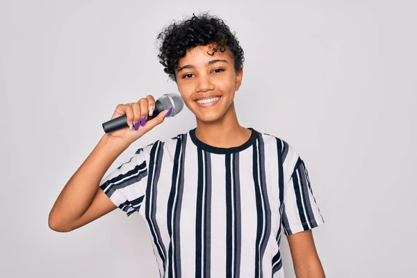 Hermosa Afroamericana Afro Cantante Mujer Cantando Con Micrófono Sobre Fondo —  Fotos de Stock