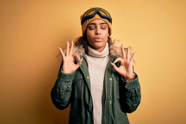 스포츠 용품을 글러브를 아프리카 미국인 여성은 손가락으로 동작을 긴장을 — 스톡 사진