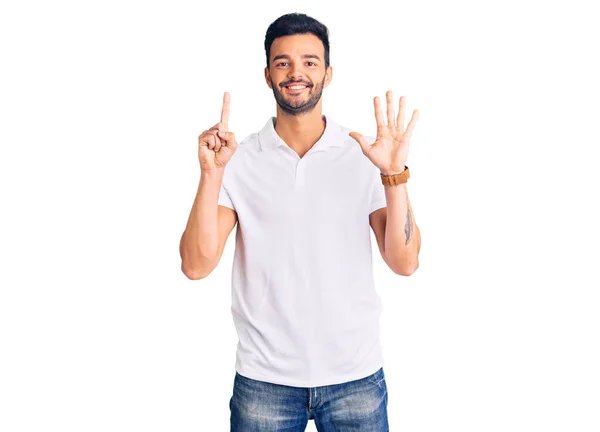 Homem Hispânico Bonito Jovem Vestindo Roupas Casuais Mostrando Apontando Para — Fotografia de Stock