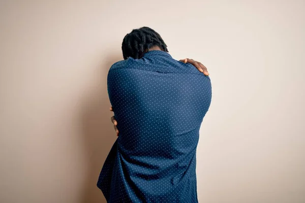 Jovem Homem Afro Americano Bonito Vestindo Camisa Casual Sobre Fundo — Fotografia de Stock