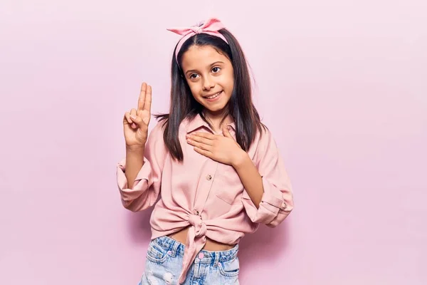 Menina Bonita Usando Roupas Casuais Sorrindo Jurando Com Mão Peito — Fotografia de Stock