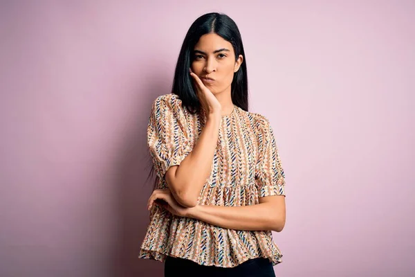 Joven Hermosa Mujer Moda Hispana Con Estilo Elegante Sobre Fondo — Foto de Stock