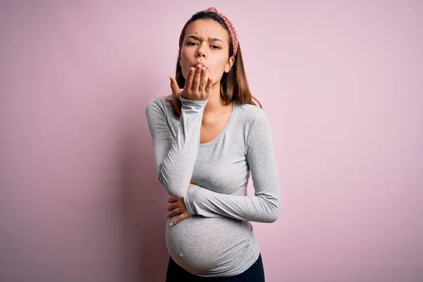 Jong Mooi Tiener Meisje Zwanger Verwacht Baby Geïsoleerde Roze Achtergrond — Stockfoto