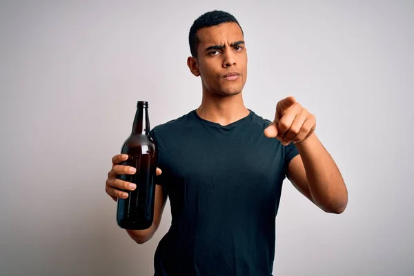 Νεαρός Όμορφος Αφροαμερικάνος Που Πίνει Μπύρα Πάνω Από Λευκό Φόντο — Φωτογραφία Αρχείου