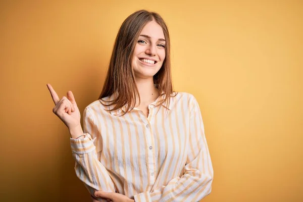 Mulher Ruiva Bonita Nova Vestindo Camisa Listrada Casual Sobre Fundo — Fotografia de Stock