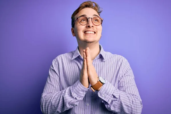 Joven Hombre Pelirrojo Guapo Con Camisa Casual Gafas Sobre Fondo — Foto de Stock