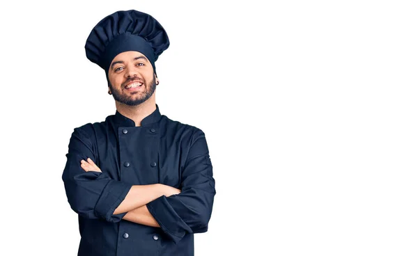 Joven Hombre Hispano Con Uniforme Cocina Cara Feliz Sonriendo Con —  Fotos de Stock