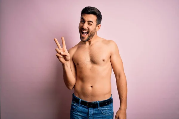 Joven Hombre Fuerte Guapo Con Barba Sin Camisa Pie Sobre — Foto de Stock