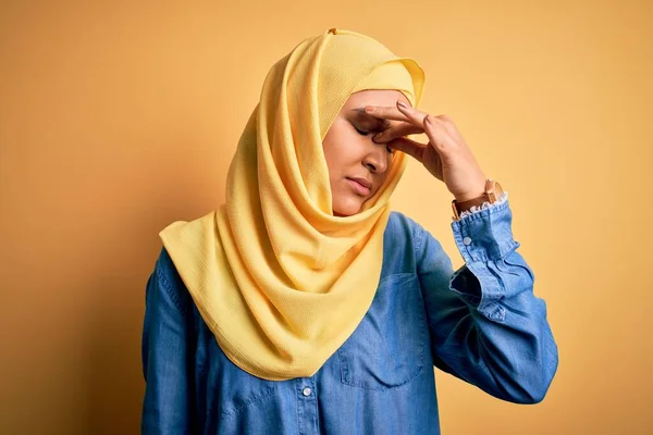 Νεαρή Όμορφη Γυναίκα Σγουρά Μαλλιά Φορώντας Αραβικό Παραδοσιακό Χιτζάμπ Πάνω — Φωτογραφία Αρχείου