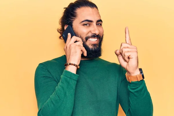 Ung Arabisk Man Som Pratar Smartphone Leende Med Idé Eller — Stockfoto