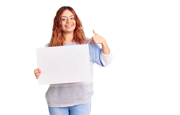 Mujer Latina Joven Sosteniendo Banner Vacío Blanco Señalando Con Dedo —  Fotos de Stock