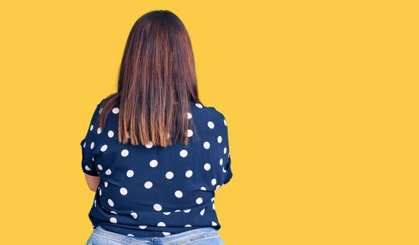 Young Size Woman Wearing Casual Clothes Standing Backwards Looking Away — Stock Photo, Image