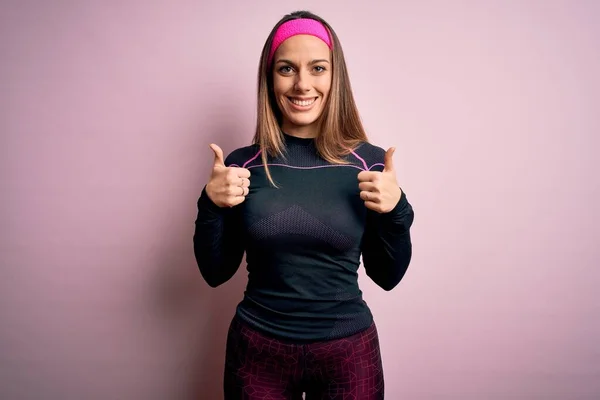 Joven Mujer Rubia Fitness Usando Ropa Entrenamiento Deportivo Sobre Signo — Foto de Stock