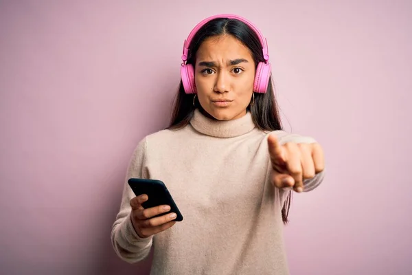 Νεαρή Όμορφη Ασιάτισσα Γυναίκα Που Ακούει Μουσική Χρησιμοποιώντας Smartphone Και — Φωτογραφία Αρχείου