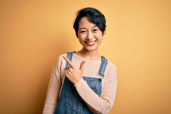 Jong Mooi Aziatisch Meisje Dragen Casual Denim Overalls Geïsoleerde Gele — Stockfoto