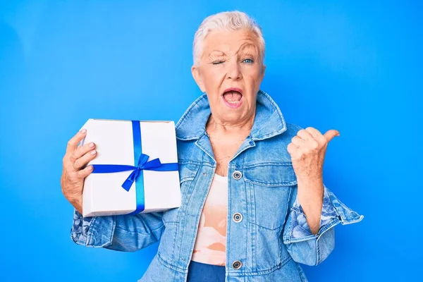 Senior Hermosa Mujer Con Ojos Azules Cabello Gris Sosteniendo Regalo — Foto de Stock