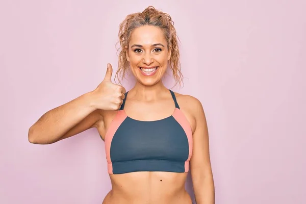 Joven Hermosa Rubia Deportista Haciendo Deporte Usando Ropa Deportiva Sobre — Foto de Stock