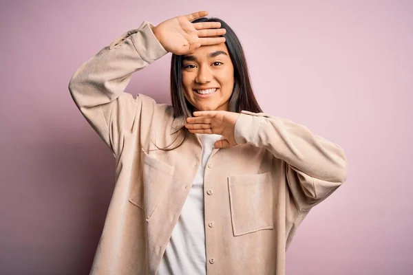 Jonge Mooie Aziatische Vrouw Draagt Casual Shirt Staan Roze Achtergrond — Stockfoto