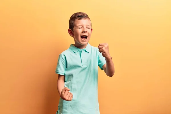 Lindo Niño Rubio Con Ropa Casual Celebrando Sorprendido Sorprendido Por — Foto de Stock