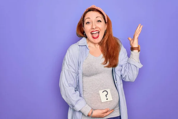 Güzel Kızıl Saçlı Hamile Bir Kadın Karnında Soru Işareti Olan — Stok fotoğraf