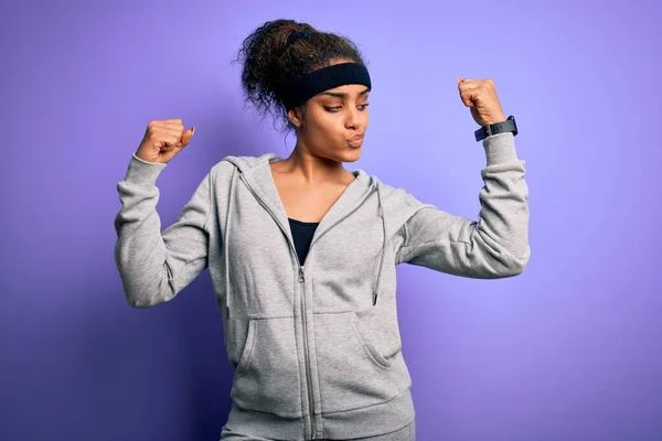 Jovem Esportista Afro Americana Fazendo Esporte Vestindo Sportswear Sobre Fundo — Fotografia de Stock