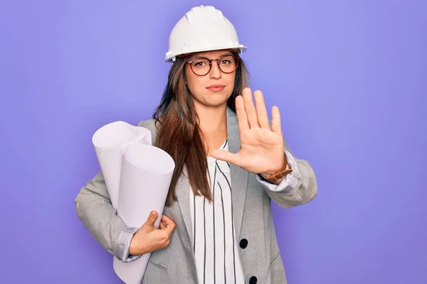 Jonge Spaanse Architect Vrouw Dragen Bouwer Hoed Houden Blauwdrukken Gele — Stockfoto