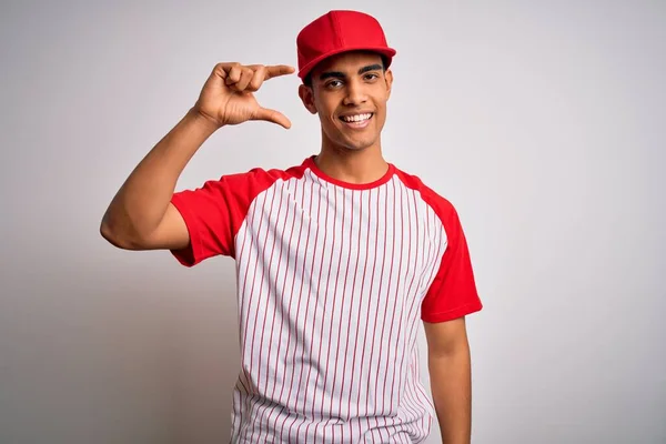 Giovane Sportivo Afro Americano Bello Indossa Maglietta Baseball Righe Berretto — Foto Stock