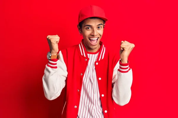 Jovem Americano Africano Vestindo Uniforme Beisebol Gritando Orgulhoso Celebrando Vitória — Fotografia de Stock