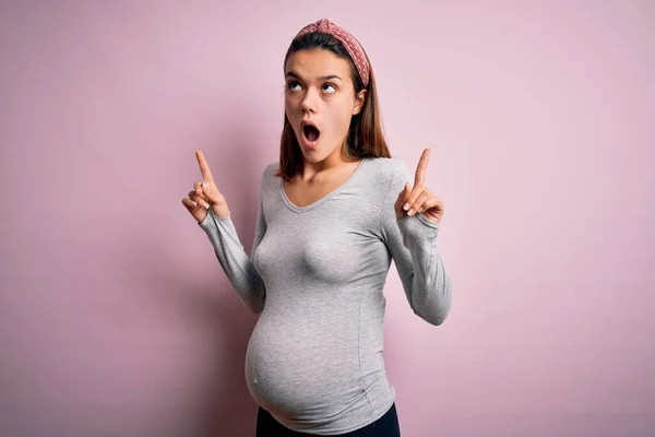 Joven Hermosa Adolescente Embarazada Esperando Bebé Sobre Fondo Rosa Aislado — Foto de Stock